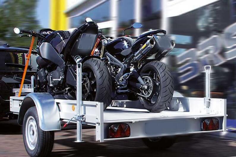 Fotografi av to motorsykler lastet på en Xtreme GT MC-henger.