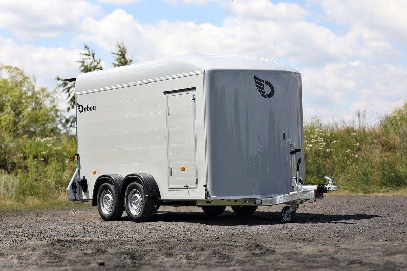 Tilhengernor Debon Roadster 500 XL er en hvit skaphenger
