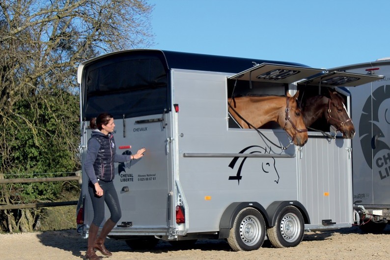 Cheval Liberté MAXI 2 grå med hester