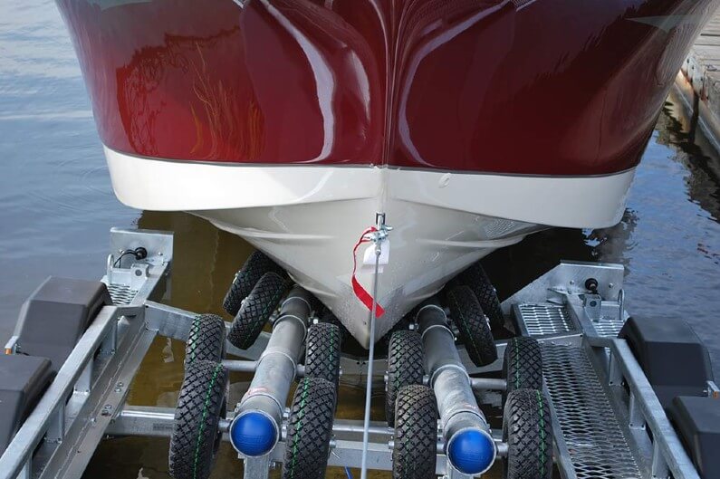 Svela båthenger med luftfylte gummihjul, ett patentert Equalizing Roll On System (1)