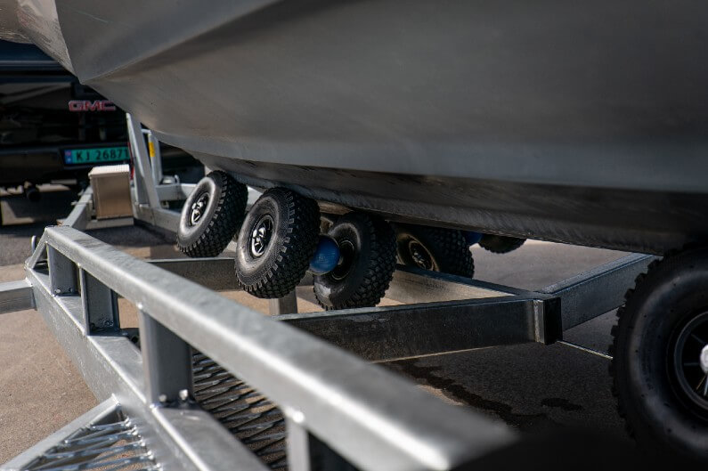 Svela båthenger med patentert Equalizing Roll On System. Luftfylte gummihjul