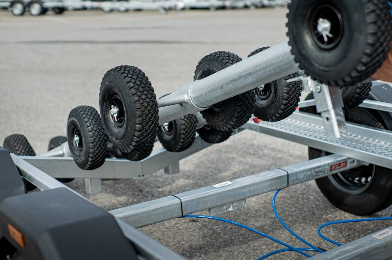 Svela båthenger med patentert Equalizing Roll On System, luftfylte gummihjul 3