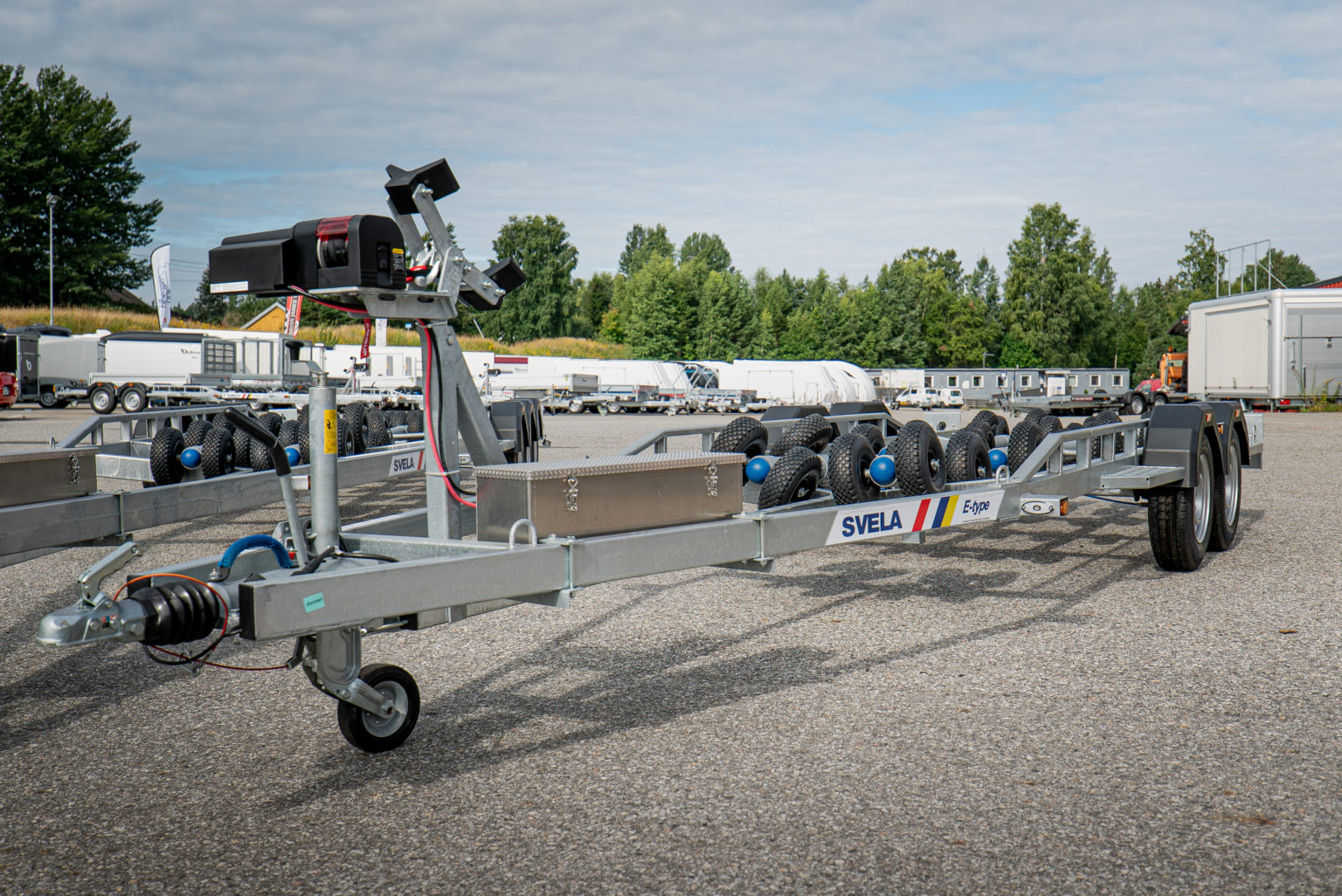 Svela båthenger med tilleggsutstyr-vinsj-og-batterikasse