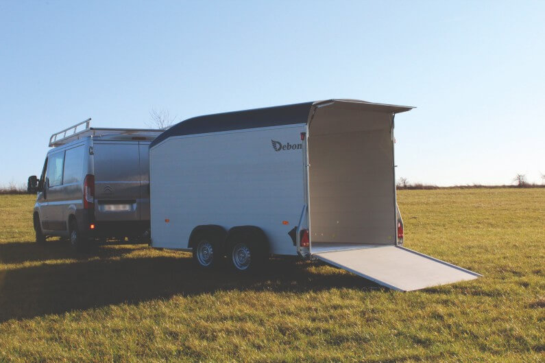 Tilhnengernor Debon Roadster 700 skaphenger med kombi dør og rampe