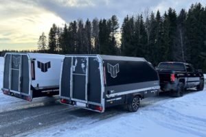 4P Touring snøscooter-tilhenger i hvit eller svart