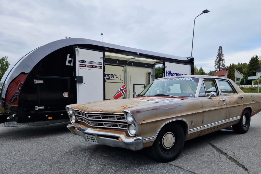 Biltilhengeren Brian james Race Transporter og Olsenbanden bilen 