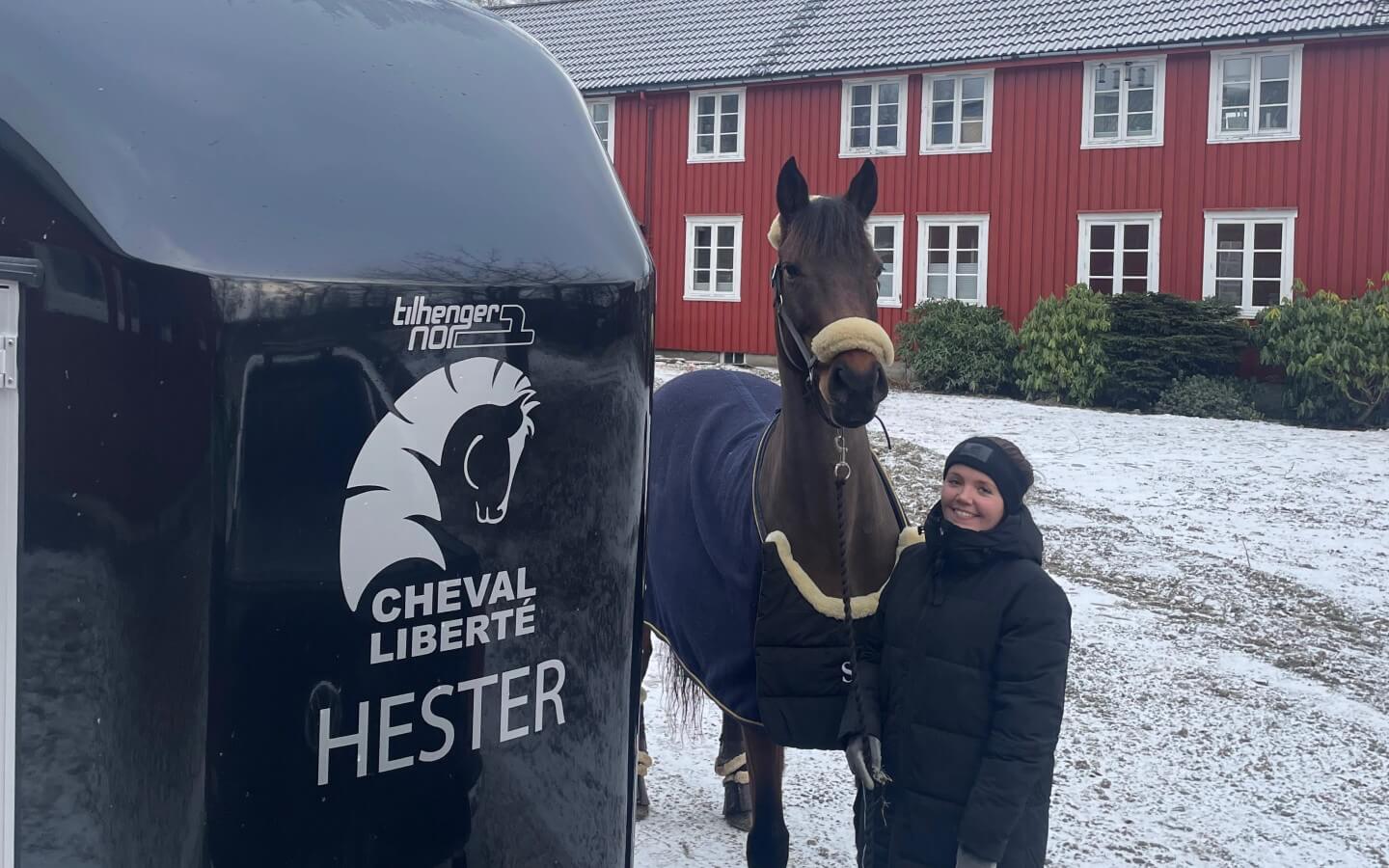 Sarah Ringstad med hest og Cheval Liberté hestehenger