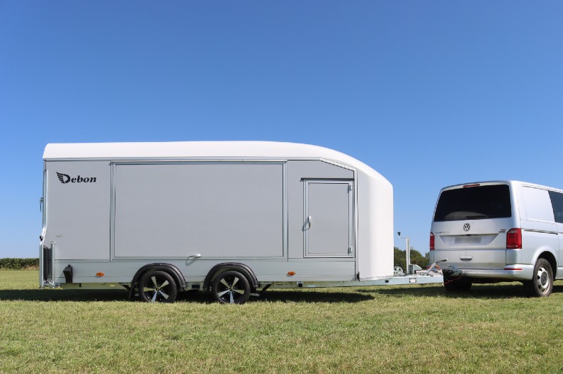 Debon Roadster 1000 er en biltransporter og skaphenger