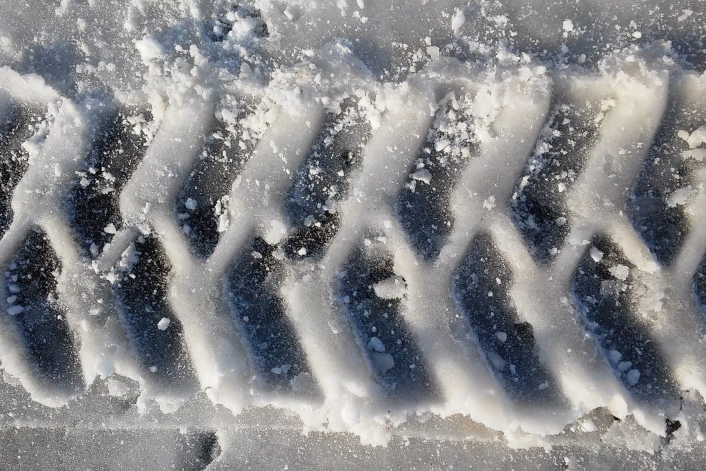 dekkspor i snøen fra tilhenger på vinterføre