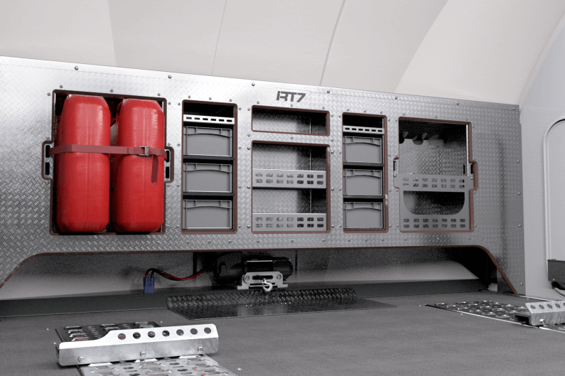 innside av lagringsplass i en Brian James Race Transporter 7 biltilhenger