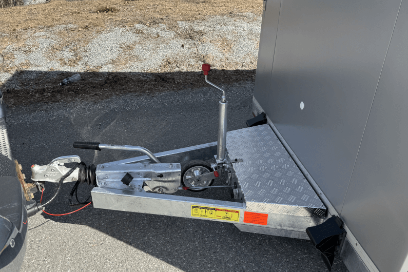 Wiks Husky Box nesehjul på lukket senkehenger