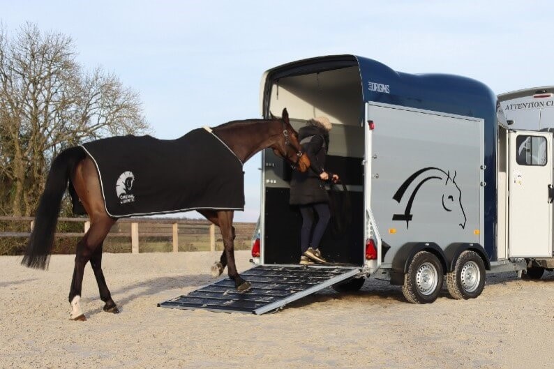 Cheval Liberté Gold Origins Aluline blå hestehenger med hest på vei inn J (1)
